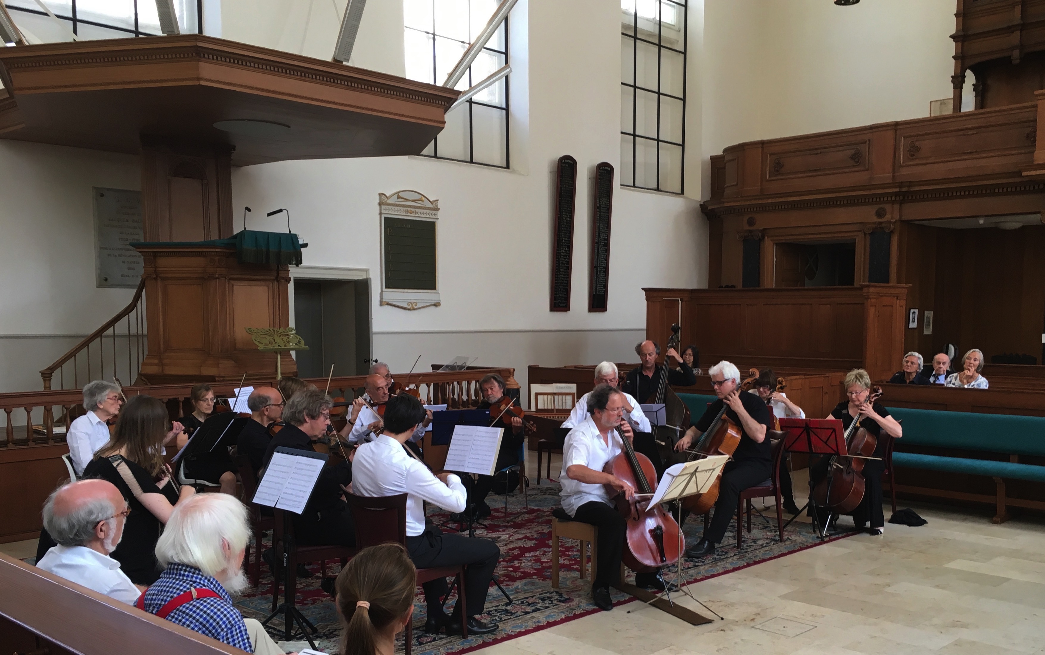 Het orkest tijdens een optreden in de Waalse Kerk Concert Waalse Kerk 30 juni 2019 klein.jpeg